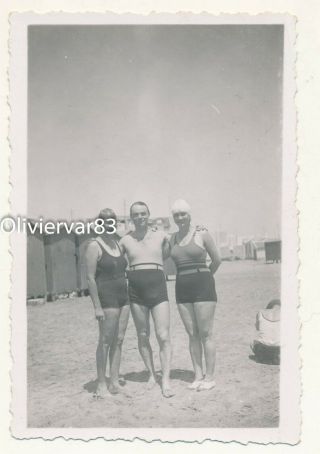 Vintage Photo - 2 Women & A Man In Swimsuit On The Beach - Bathing Beauties