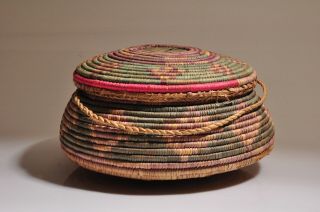 Vintage Hand Weaved Straw Round Basket With Lid 11 " Diameter