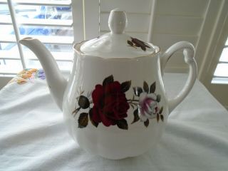 Vintage Colclough Amoretta 1.  5 Pint Teapot Perfect For Christmas/tea Set