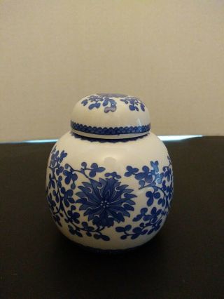 Vintage Chinese Ginger Jar W/ Lid Blue And White Porcelain Unique 4 " Tall