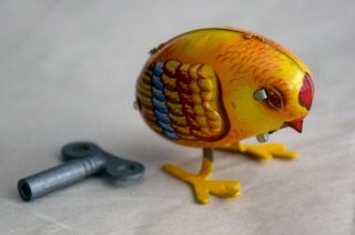 VINTAGE PECKING CHICKEN METAL WIND UP TIN TOY MADE IN CHINA 1970 ' s.  - 3