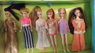Topper Dawn - Carrying case and Six Dolls - Vintage 1970s 3