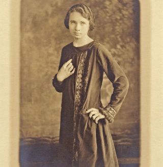 Girl In Stylish Dress - Vintage 1910s/20s Photo - Louis Oliver - Providence,  Ri