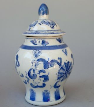 Vintage Blue White Ceramic Chinese Flower Design Vase Urn Ginger Jar 8.  5 " Tall