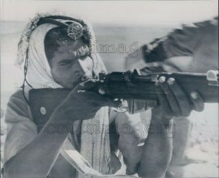 1947 Press Photo Trans Jordan Arab Legion Soldier With Gun Medallion On Head