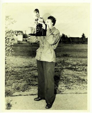 Woman Soldier Taking Photo W/ Vintage Camera & Flash Bulb Orig 1950 