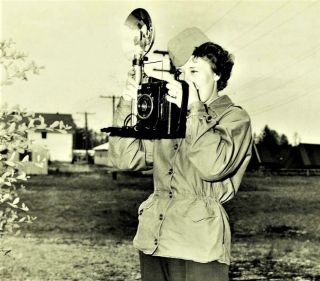 WOMAN SOLDIER TAKING PHOTO w/ VINTAGE CAMERA & FLASH BULB ORIG 1950 ' s 8x10 PHOTO 2
