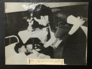 1943 Photo China Madam Chiang Kai Shek Visits Children In Hospital 宋美龄探访医院