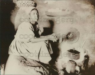 1974 Press Photo Lovely African Woman Makes Coffee Over Fire Ethiopia