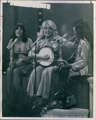 Vintage Dolly Parton Linda Ronstadt Emmylou Harris On Set Of Dolly Tv Photo 8x10