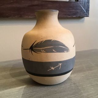 Vtg Native American Indian Pottery Vase 1985 Grey Feather Hand Painted 4.  5” H