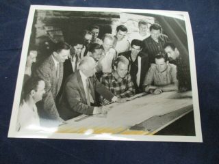 Frank Lloyd Wright Surrounded By Group Of Students Vintage Glossy Press Photo