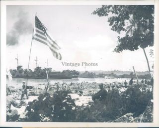1944 Press Photo Military Ww2 Stars Stripes Morotan Island Halmahera Troops 7x9