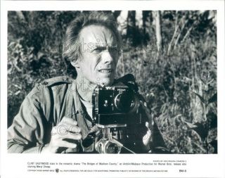 1995 Press Photo Clint Eastwood With Nikon Camera Bridges Of Madison County