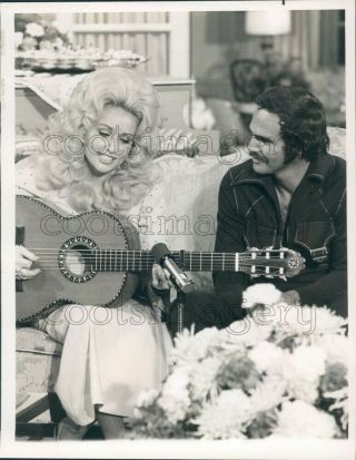 1974 Press Photo Singer Dolly Parton Plays Guitar For Burt Reynolds 1970s Tv