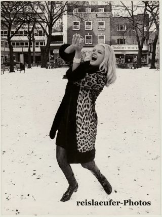 Virna Lisi,  Italian Film Actress Enjoying The Snow,  Photo,  1967