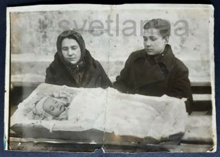 1943 WWII FUNERAL OF CHILD Cute little boy DEAD Post mortem USSR antique photo 2