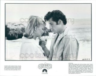 1998 Press Photo John Travolta Olivia Newton John At Beach Tender Moment Grease