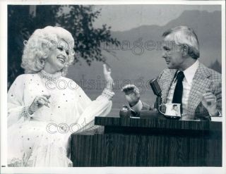 1978 Press Photo Lovely Dolly Parton & Late Night Tv Host Johnny Carson 1970s