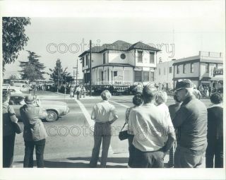 1980 Press Photo People Watch House Being Moved Red Bluff Tehama County Ca