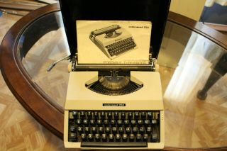 Vintage Underwood 255 Portable Typewriter W/hard Case