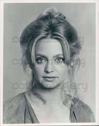 1978 Press Photo Lovely Blond Goldie Hawn With Hair Up 1970s
