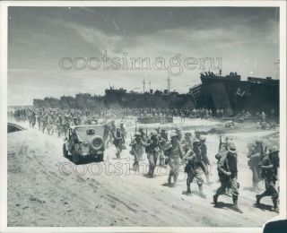 1943 Press Photo Us Soldiers Empty Out Of Lst 