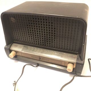 Vintage 1950s General Electric Table Radio Model 226