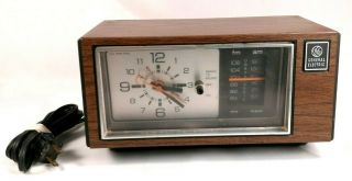 Vintage General Electric Ge 7 - 4550c Walnut Grain Polystyrene Clock Radio