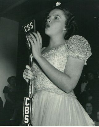 Judy Garland 8x10 Photo - Singing At Cbs Microphone - From A Fan 