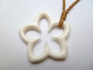 Hawaii Jewelry Flower Buffalo Bone Carved Pendant Necklace/choker 35356