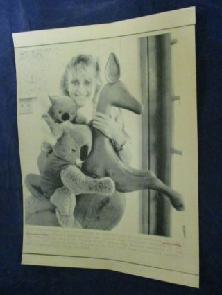 1984 Olivia Newton - John La Botique Koala Blue Store Vintage Wire Press Photo