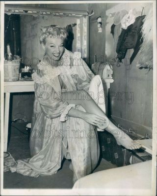 1951 Press Photo Burlesque Dancer Lili St Cyr Powders Leg N Dressing Room 1950s