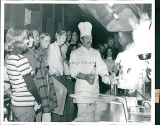 1972 Press Photo Business Jim Douglas Chef Seattle Wa Chicken Livers Food 8x10