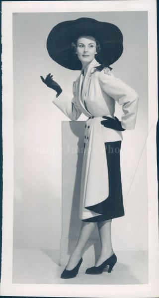 1950 Press Photo Model White Shantung Jacket Costume Godet Panel Paris Tops