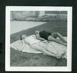 Vintage Photo Candid Voyeur View Of Pretty Girls In Swimsuits 422133