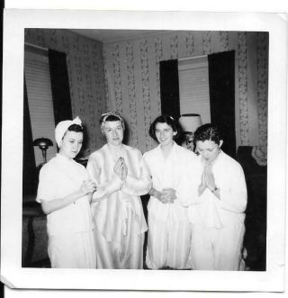 Photo Pajama Party Bedtime Prayers Pretty Girls Snapshot Vintage 1203