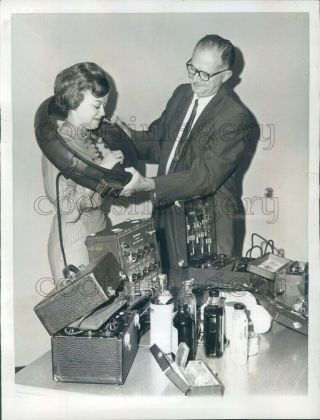 1961 Press Photo Ama Members With Useless Blood Magnetizer Machine Medical Scam