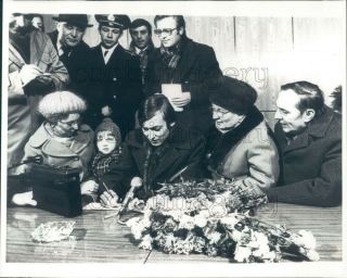 1978 Press Photo Russian World Chess Champion Anatoly Karpov Signs Autographs