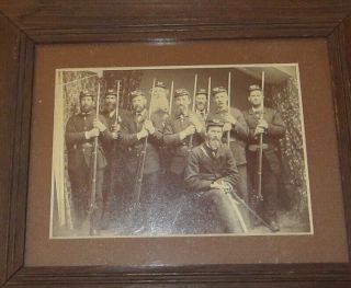 Civil War / Gar 9 Unidentified Group Of Civil War Veterans,  Gar On Kepis