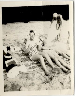 Gorgeous Bombshell American Woman Bikini Sexy Legs Beach Vintage Photo 1940 