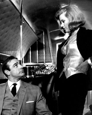 Sean Connery & Honor Blackman In The Film " Goldfinger " - 8x10 Photo (op - 058)