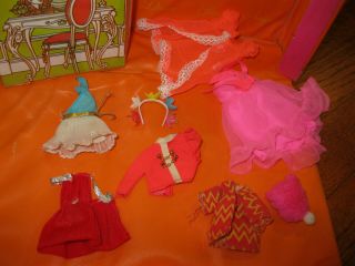 Dawn and her Friends doll case and dolls wi th clothing VTG 2