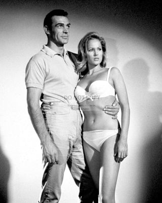 Sean Connery And Ursula Andress In " Dr.  No " - 8x10 Publicity Photo (dd321)
