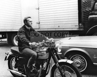 Steve Mcqueen Riding Triumph Motorcycle - 8x10 Publicity Photo (ab888)
