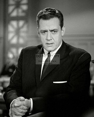 Raymond Burr In The Tv Program " Perry Mason " - 8x10 Publicity Photo (op - 648)
