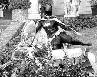 Yvonne Craig As " Batgirl " In Tv Series " Batman " - 8x10 Publicity Photo (aa - 641)