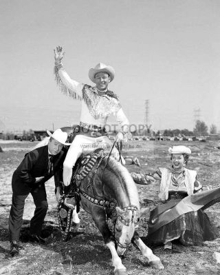 Roy Rogers On " Trigger " With Dale Evans And George Gobel - 8x10 Photo (bb - 190)