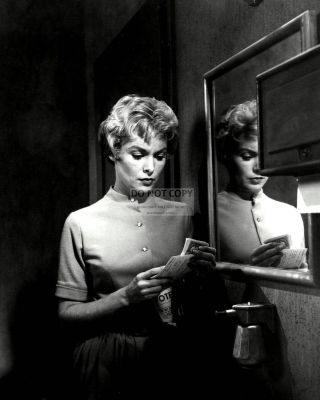 Janet Leigh In The Alfred Hitchcock Film " Psycho " 8x10 Publicity Photo (ep - 351)