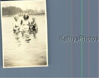 Found B&w Photo K_8989 Three Swimsuit Women And A Dog In The Water